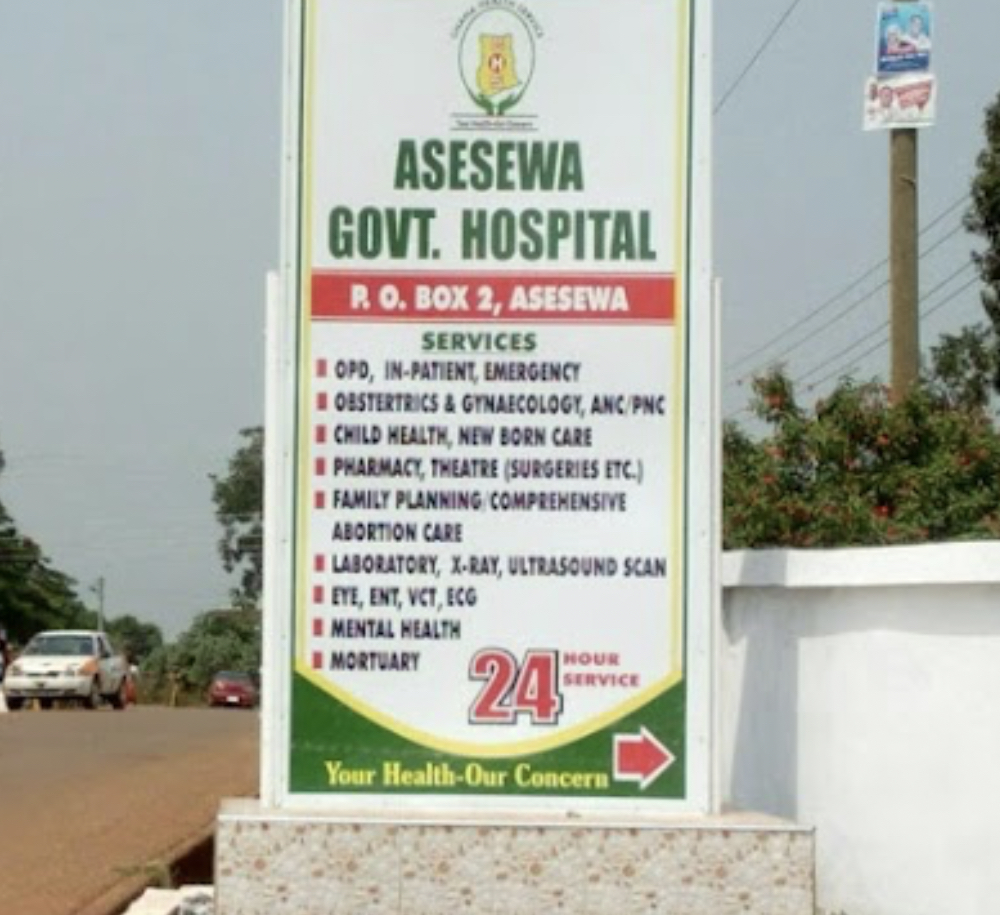 E/R: Asesewa Gov't Hospital Administrator Hot As Staff Chase Him Out