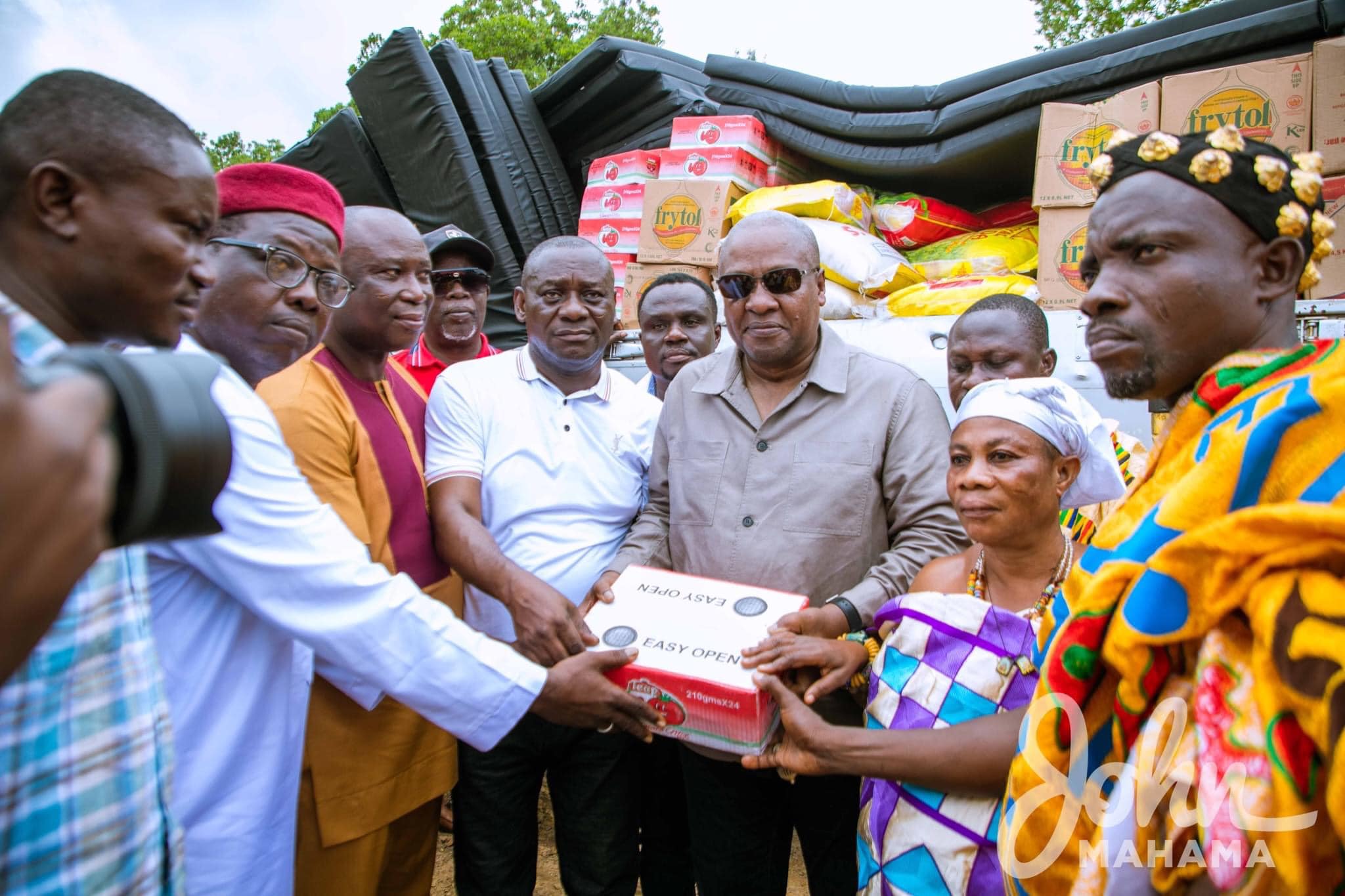 W/R: Mahama Consoles Appiatse Victims; Presents Food Items And 5K To Relief Committee 