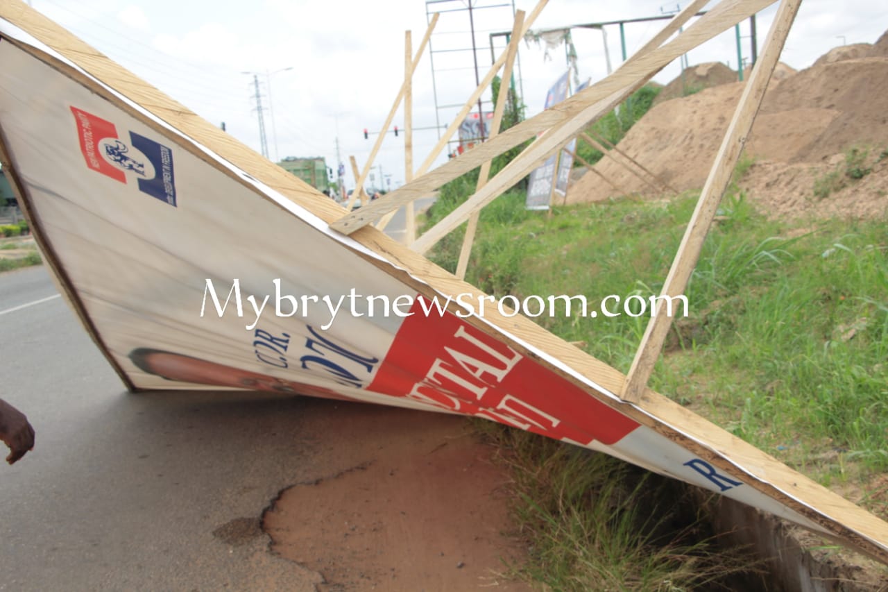 Continuous Falling of Agric Minister's Campaign Billboard Obstructing Motorists