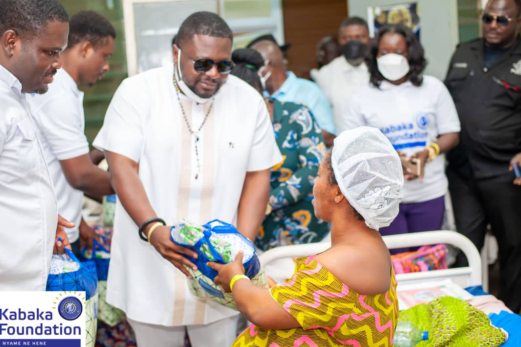 E/R: Nkosuohene Of Kwahu Nkwatia Pays Medical Debts Of 18 Mothers Assures Of Completing Ghc1.9million NICU