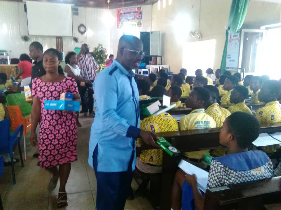 E/R: Oyoko BECE Candidates Take Delivery Of Mathematical Sets, Pens From A Philanthropist