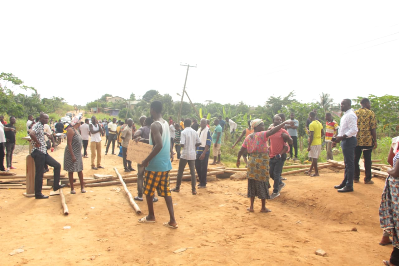 Koforidua: Nyamekrom Residents Block Road To Protest Abandoned Road Project