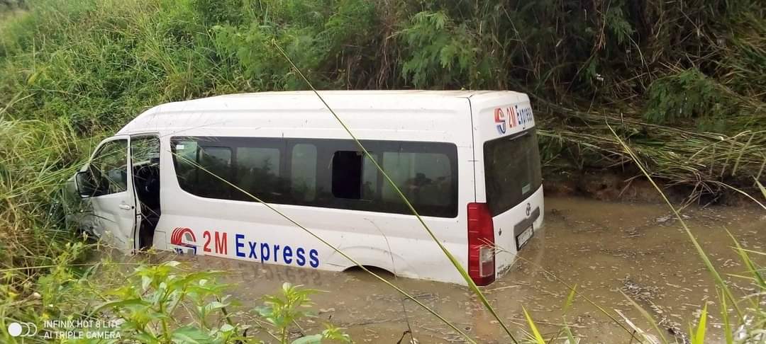 E/R: Bus Carrying 22 Plunges Into River In Near Fatal Accident