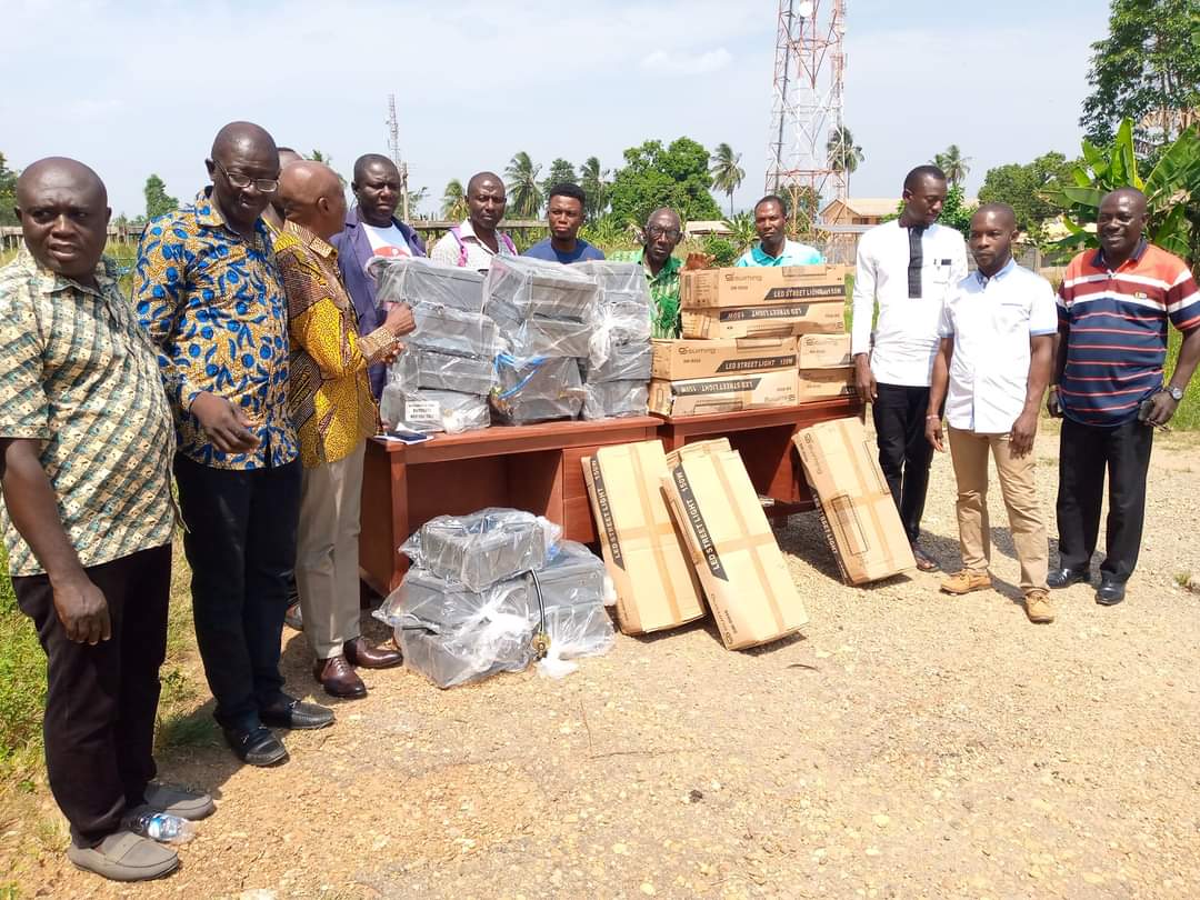 E/R: Abuakwa North Assembly Distributes 200 LED Street Light Bulbs, 480 Gas Stoves To Communities