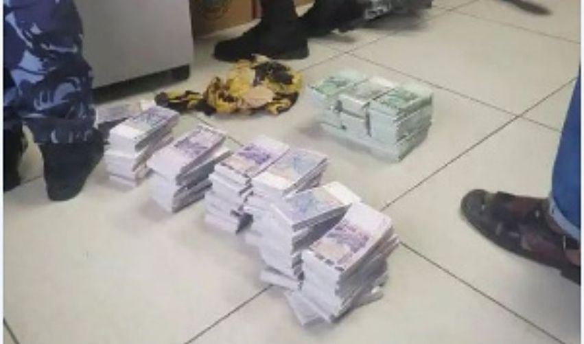 V/R:Customs Intercepts Suitcase of Fake And Genuine Currencies at Ghana-Togo Border