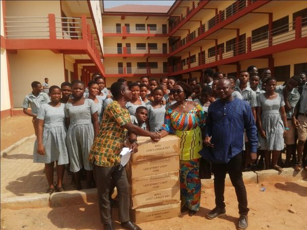 V/R: Ketu South MP Donates Streetlights, Cash Amount To Two Schools