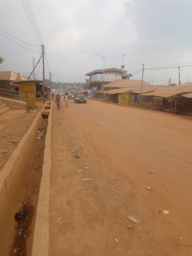 E/R:Akyem Tafo Residents Worried Of Dusty OPASS Junction-Old Town Abandoned Road Project