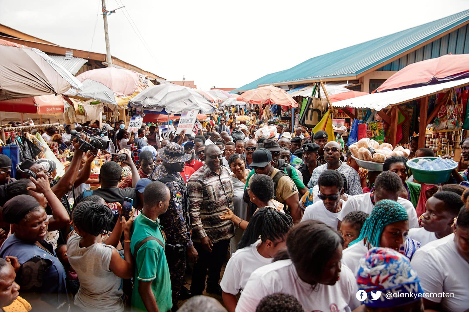 E/R: NPP Supporters, Market Women Mob Alan Cash At Koforidua