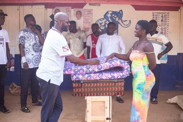 A/R: NPP's Deputy External Affairs Director Supports Form One SHS Students