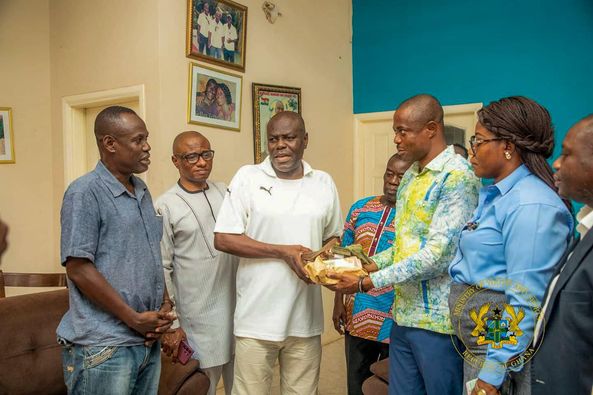 Akufo-Addo Gives Sellas Tetteh Ghc50K