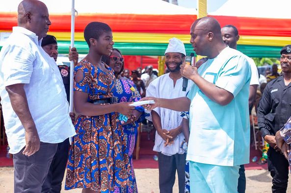 E/R: Asuogyaman MP Presents Ghc5K To 2022 Best BECE Candidate