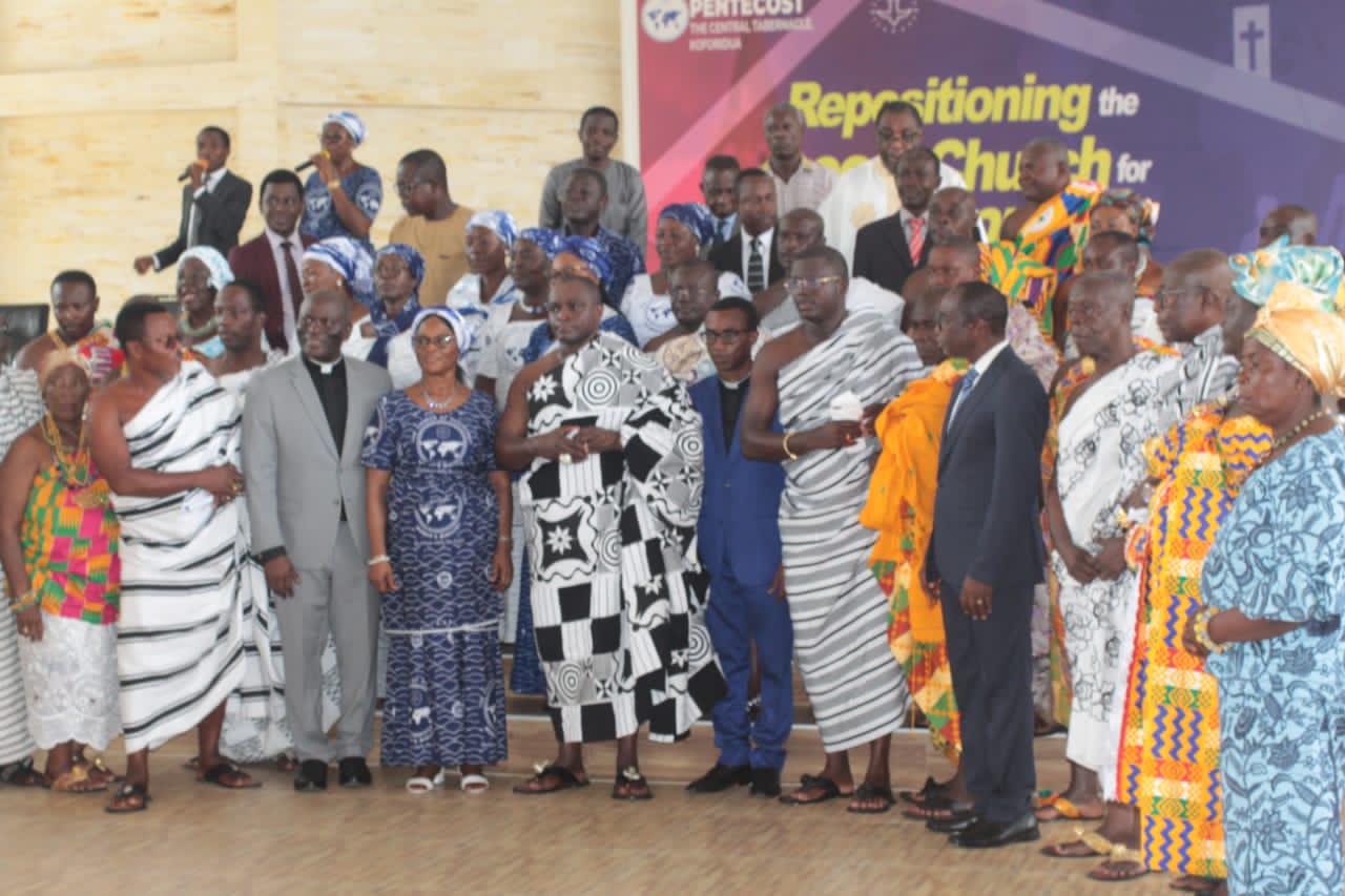E/R: Omanhene Of New Juaben Fellowships At Pentecost, Urges Youth To Refrain From Get Rich Quick Mentality