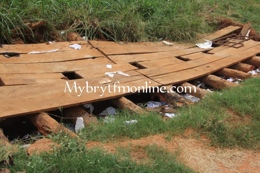 E/R: Adjena SHS Students Attend Natures Call On Deplorable Trench ...