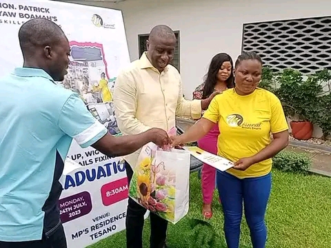 Okaikoi Central MP Presents Certificates To Trained Beauticians