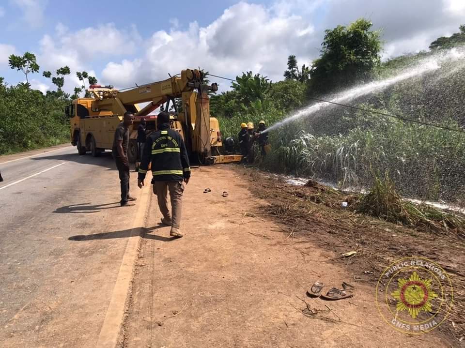 E/R: Tanker Transporting 54k Litres Of Fuel Crashes But Fire Service Averts Fire Disaster On Accra To Kumasi Highway