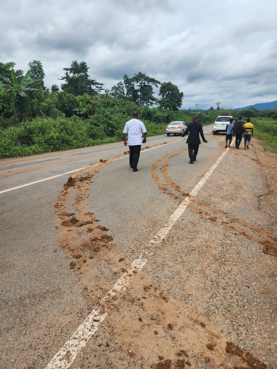 E/R : Furious Road Minister Compels Illegal Miners To Wash Mud On Tarred Road, Declares War Against Galamsey