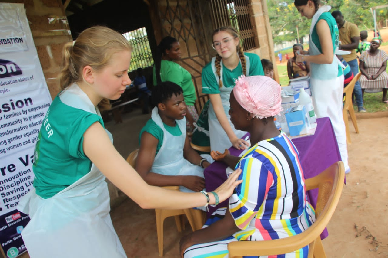 E/R: Projects Abroad Volunteers Provide Free Healthcare In Okere District In Ghana