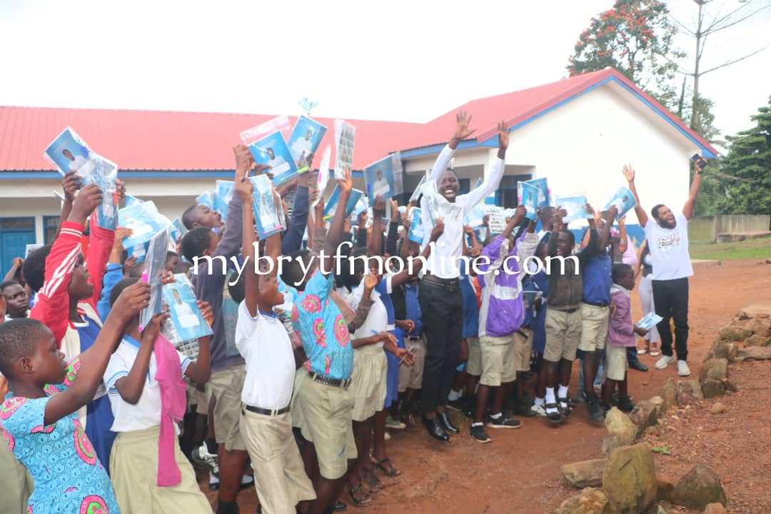 E/R: Assembly Member For Aburi West Electoral Area Distributes Learning Materials To Pupils