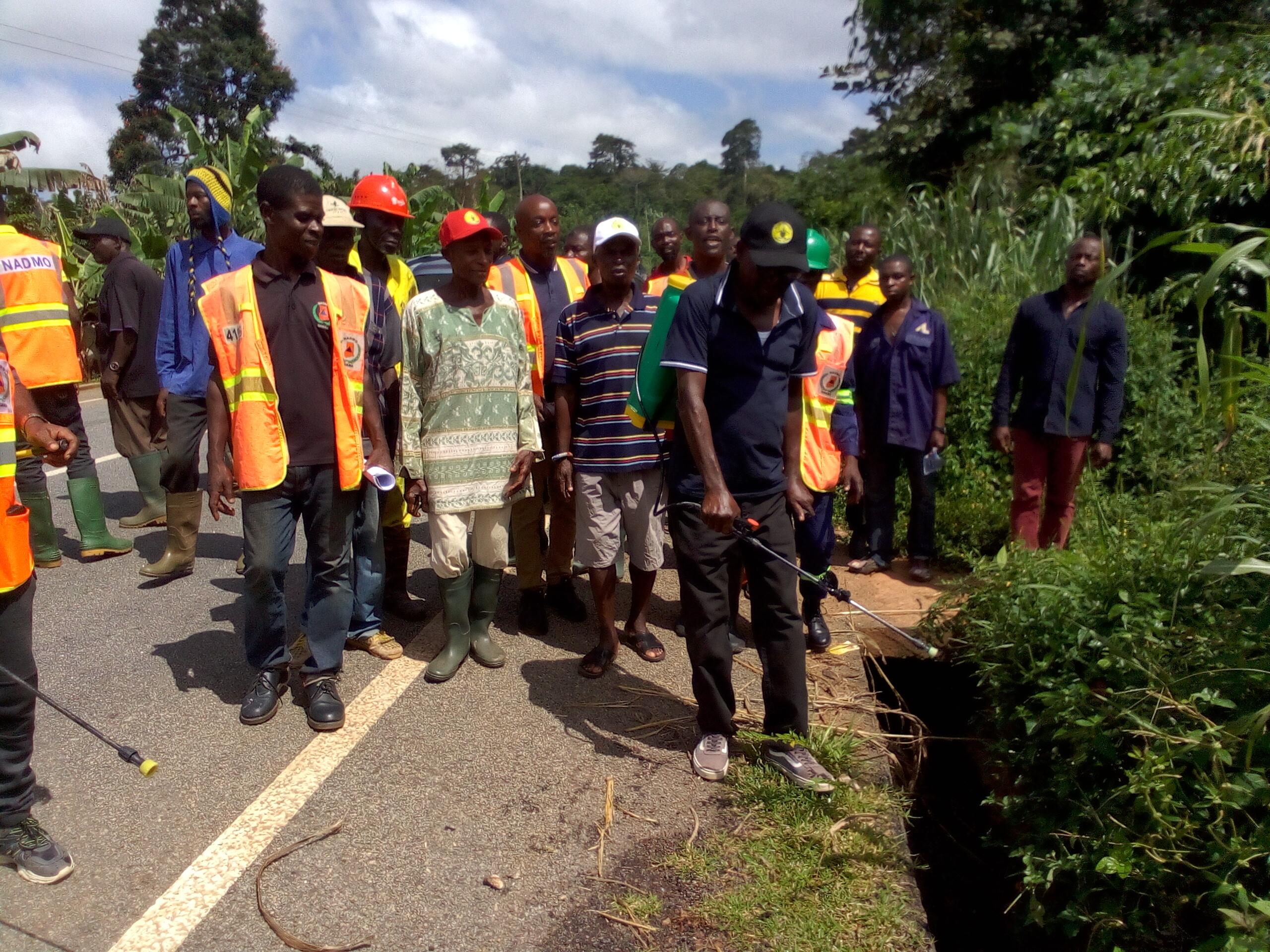 E/R: Koradaso Traditional Council Leads NADMO, Others To Mark World IDDRR Day; Clear Bush Along Roadside