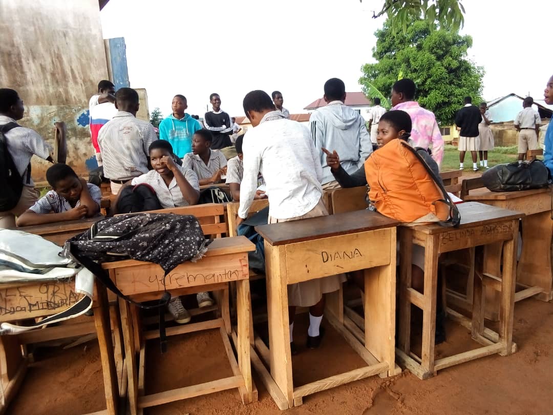 Koforidua : Ada Kyerematen School Shit Bombed, Students Forced To Study Under Trees