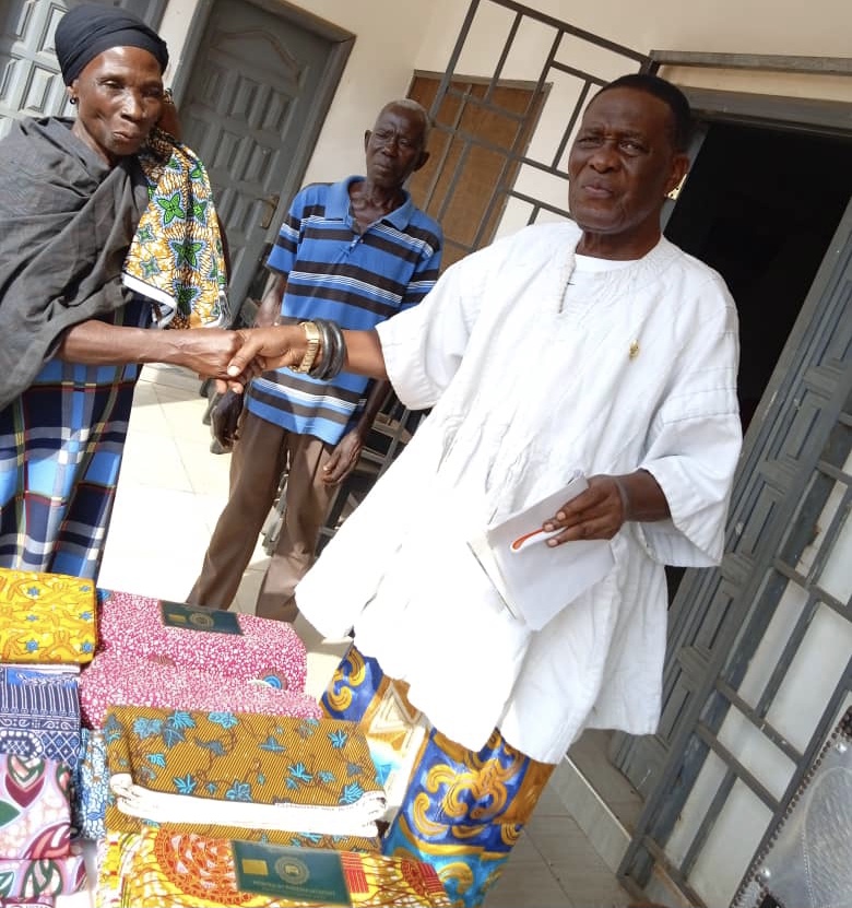 Awaham Chief Donates Cloth To Widows To Celebrate Christmas