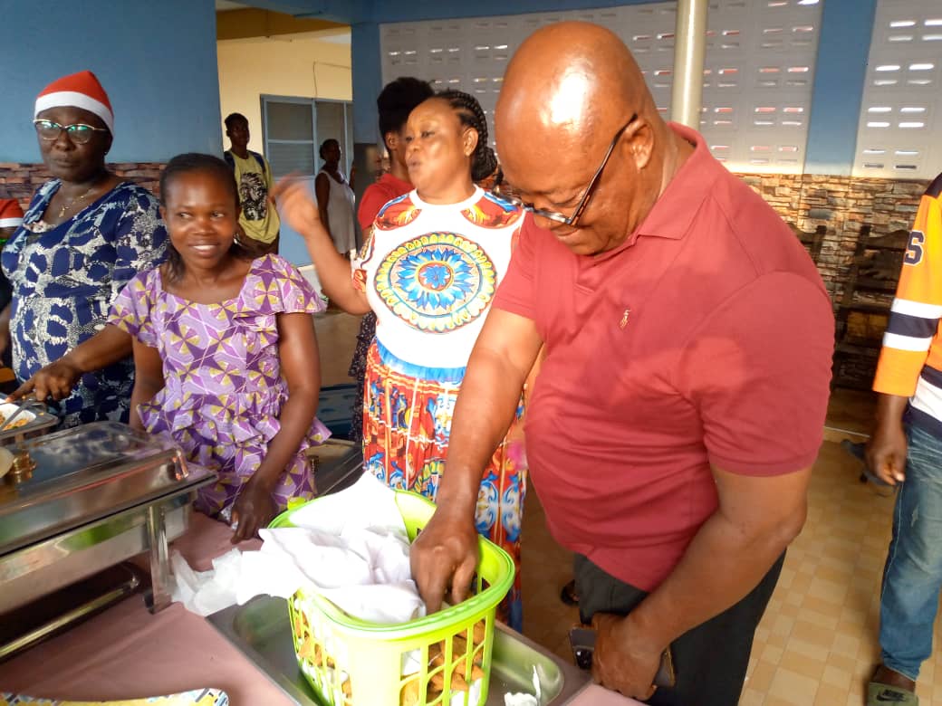 E/R: Daasebre Adusei Peasah IV Parties With Children At Akyem Tafo