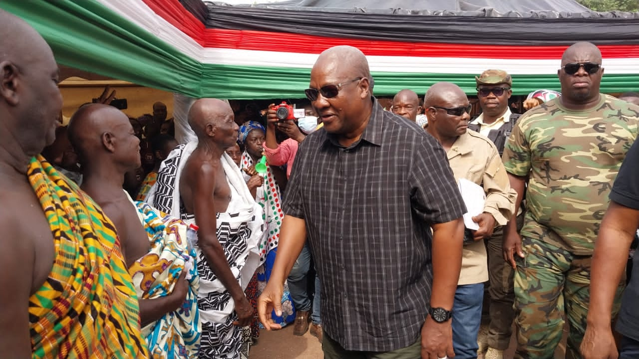 E/R: Mahama Lures The Clergy, Pledges To Review SHS Within 100 Days In Office