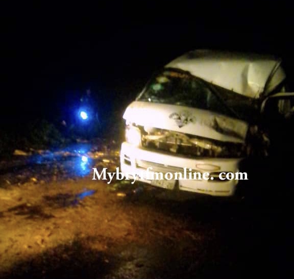 E/R: Mahogany Tree Falls On Moving Commercial Vehicle, Many Passengers Injured