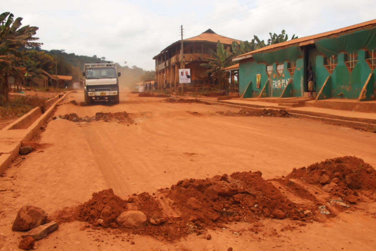 E/R:Huhunya Residents Block Road To Protest Against Contractor After One Person Killed