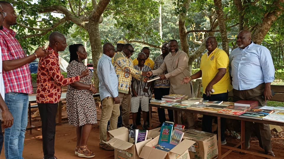 E/R:Koforidua SECTECH Old Students Donate Books To Alma Mata