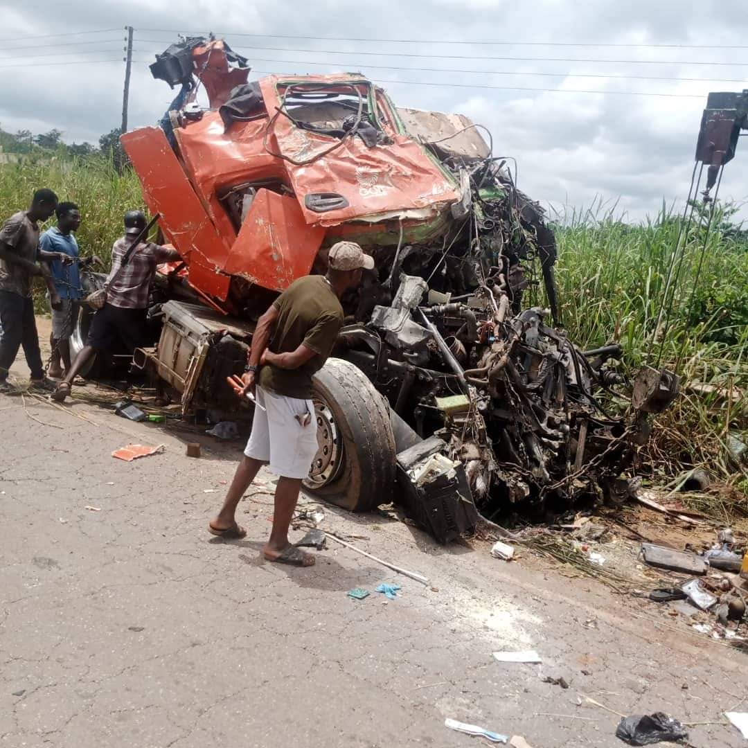 E/R:Seven Perish In Fuel Tanker And VIP Bus Collision On Accra-Kumasi Highway