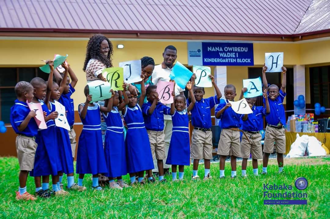 E/R: Nana Owiredu Wadie (I) Gifts Asikasu Community Fully Furnished Modern KG Classroom Block