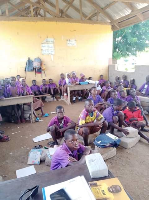 N/R:Students At Tolon Model D/A JHS Sit On Floor Due To Furniture Shortage