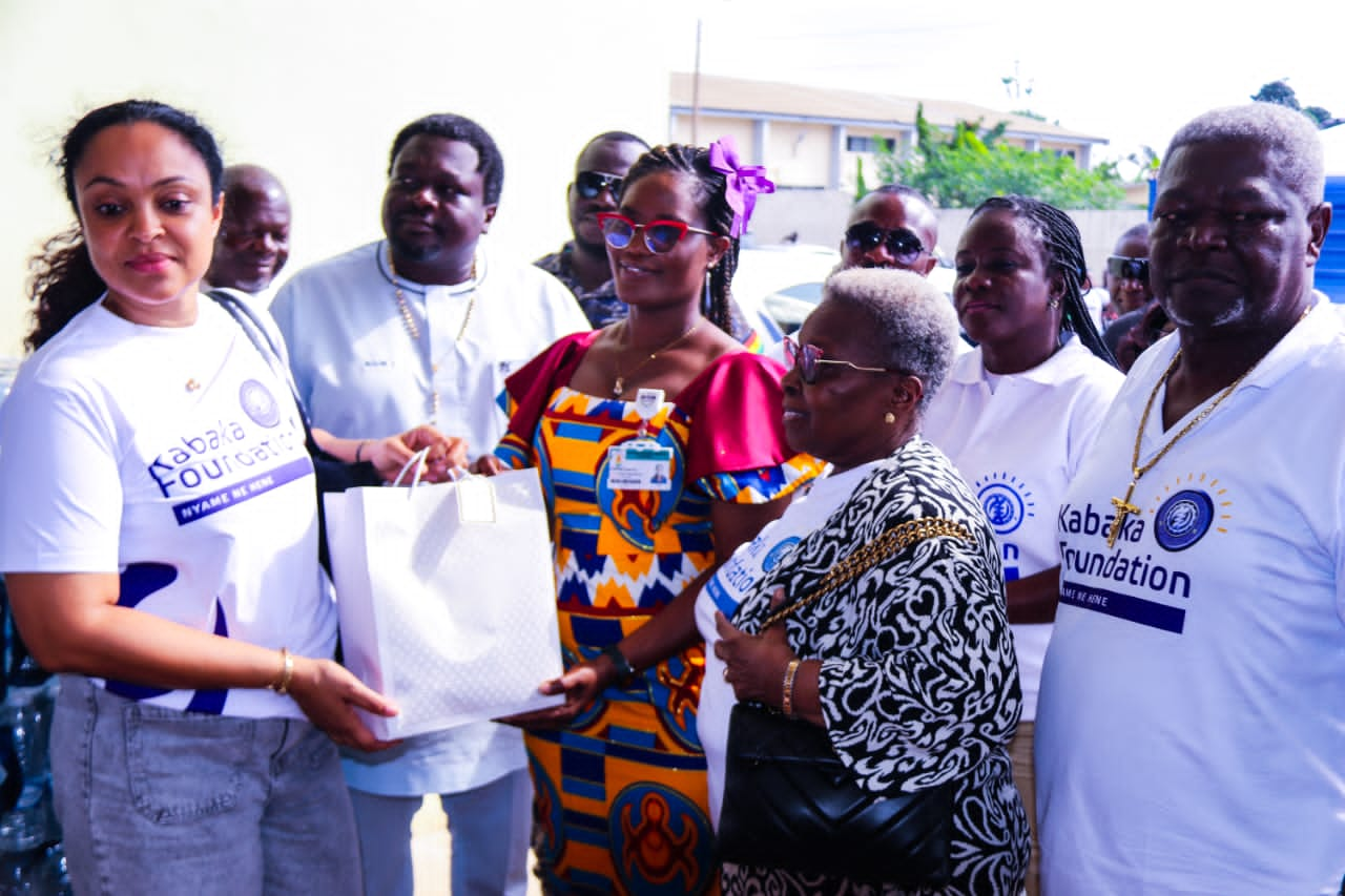 E/R:Kwahu Nkwatia Nkosuohene Donates To Regional Hospital, Pay Bills For Mothers And Babies