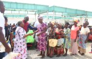 Kwahu Nkwatia Nkosuohene Supports Over 500 Vulnerable People To Begin The Year With Smiles