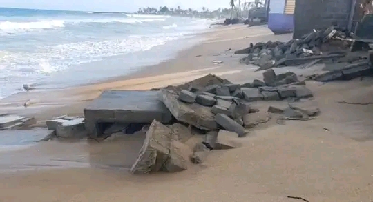 C/R: Tidal Waves Devastate Fishing Canoes At Gomoa Nyanyano