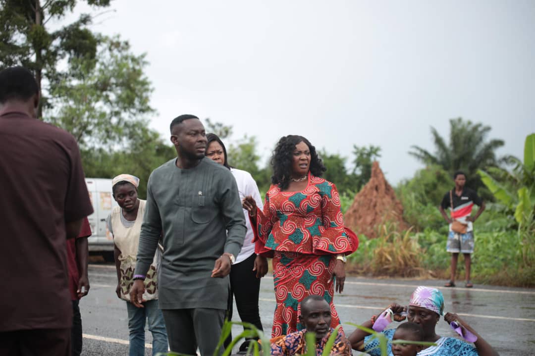 Near Fatal Accident On Koforidua -Adukrom Road, Eastern Regional Minister Assists In Rescue Of victims