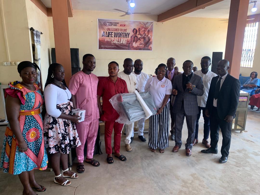 E/R: Youth Group Donates Audio Mixer To Church Of Pentecost