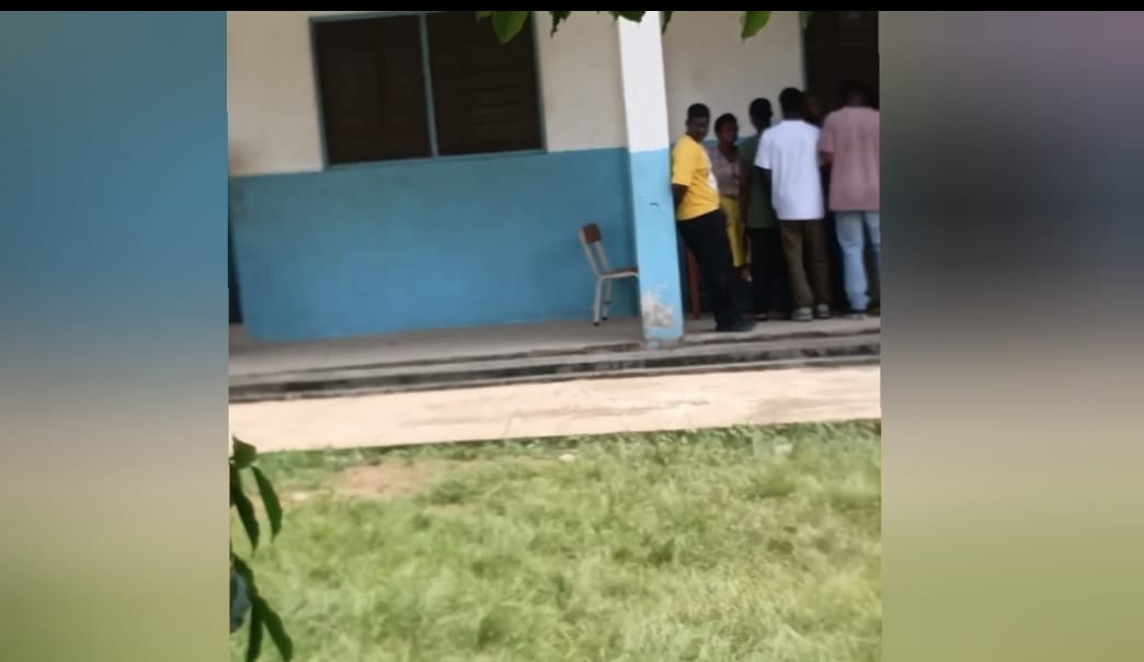 Parents Throng New Juaben SHS As WAEC Meet Candidates And Parents Over Withheld Results