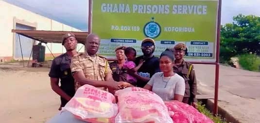 E/R: Bryt Fm Staff, Wife Donate To Koforidua Prisons And Agatha Police Station Inmates After Fire Escape