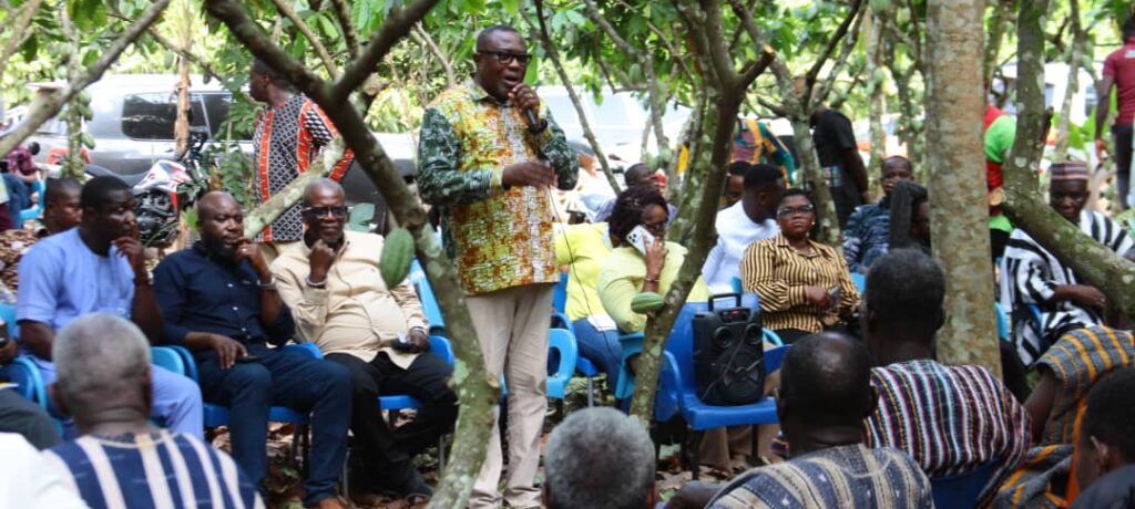 COCOBOD Board Visit Farmers; Warn To Sanction LBCs That Fail To Pay Cocoa Farmers